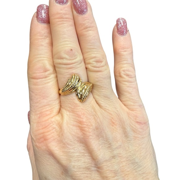 Avon “elegant sweep” Gold-Tone Women's Ring size 9 NIB vintage 1989 - Picture 1 of 7